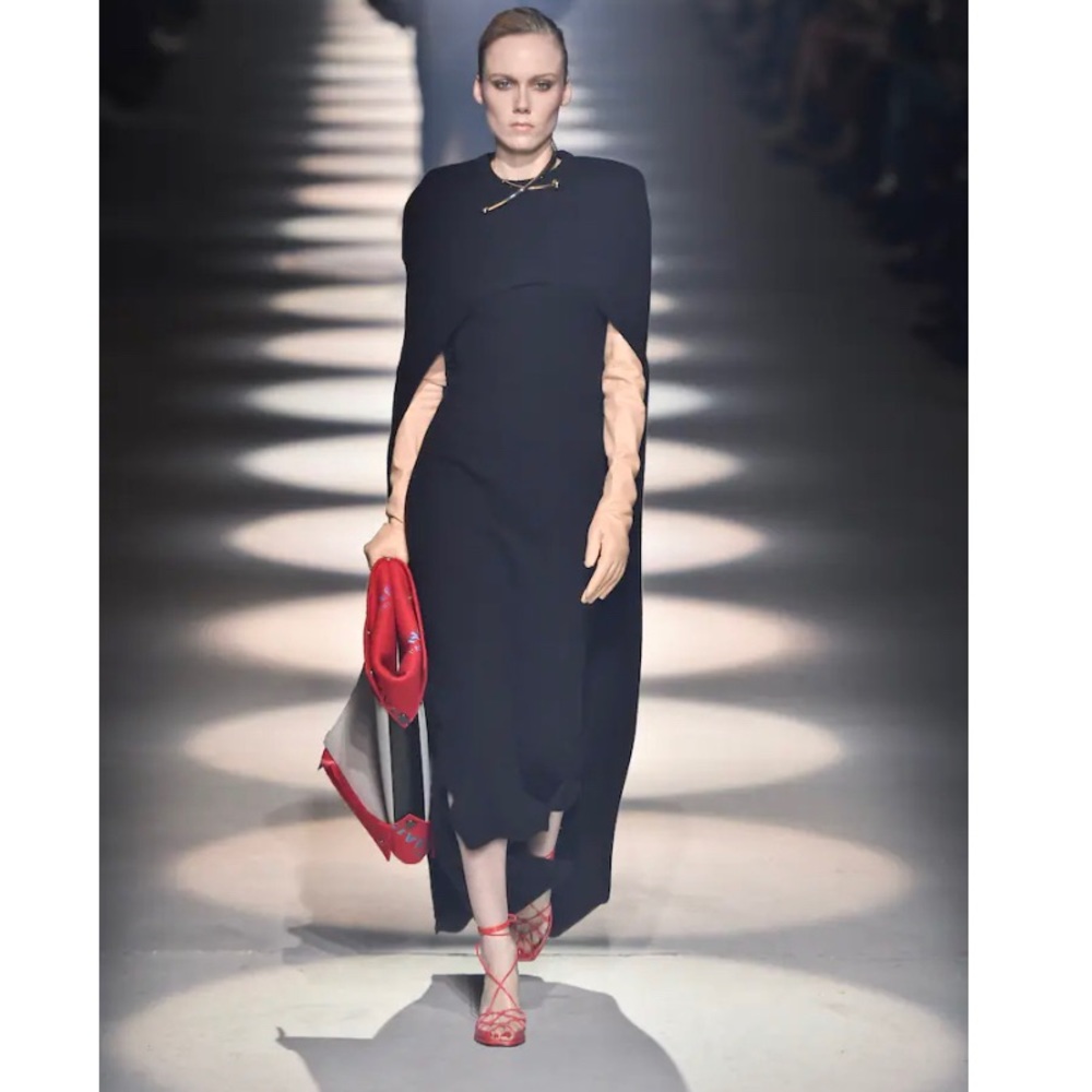 GIVENCHY
Wool cape midi dress

SMALL
